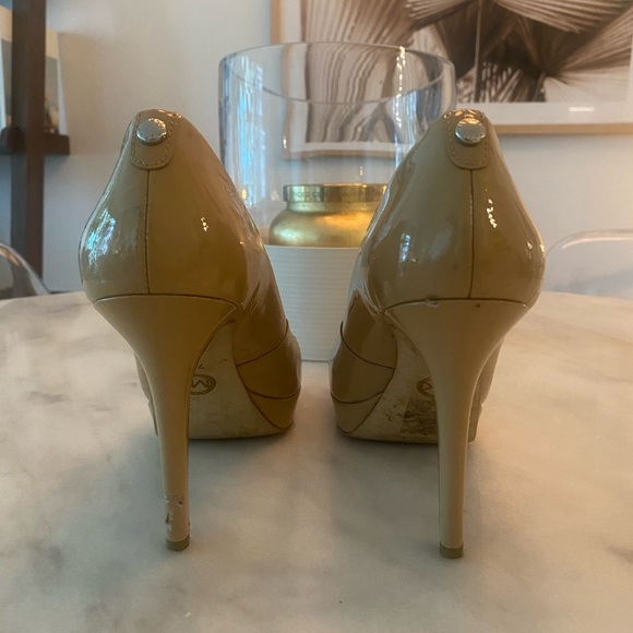 Michael Kors nude patent leather pump (size 7.5) - Picture 5 of 6